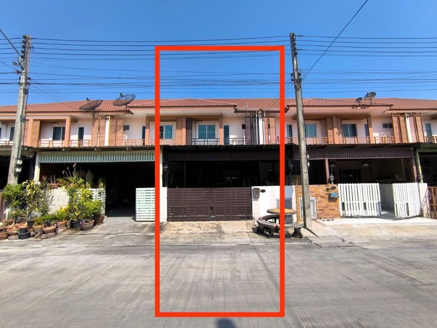 - หมู่บ้านไอลีฟทาวน์ ลำลูกกาคลอง 3 ถนนเลียบคลองสาม ต.ลาดสวาย อ.ลำลูกกา จ.ปทุมธานี