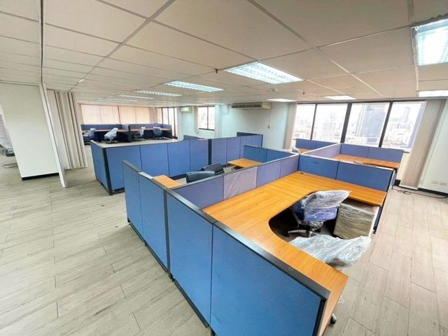 - สีลม ให้เช่าอาคารออฟฟิศ จูเวลเลอรี่ เซ็นเตอร์ MRT สามย่าน 700ม. BTS ช่องนนทรี 900 ม. 25-285 ตร.ม.ชั้น 30 ใหม่ ตกแต่งด้วยเฟอร์ฯ พร้อมแอร์