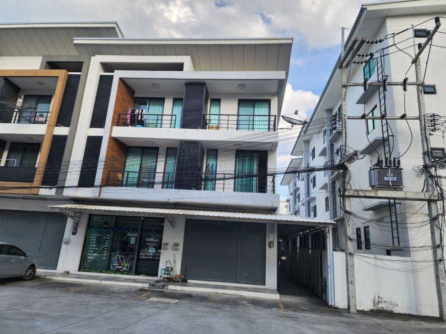 - ขายอาคารพาณิชย์ 3 ชั้น พร้อมผู้เช่า โครงการ DComplex(ดี คอมเพล็กซ์) ปิ่นทอง1 ศรีราชา ชลบุรี ใกล้นิคมฯ 600 ม