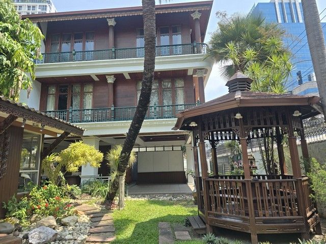 - บ้านเดี่ยวไม้สักสูง3ชั้นให้เช่า ทำเลย่านเอกมัย BTSเพียง200เมตร