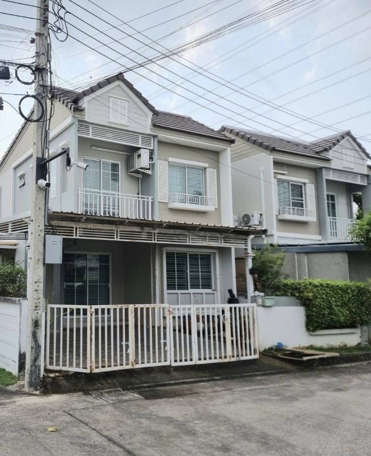 - ขายด่วน ทาวน์โฮมโครงการ หมู่บ้านเดอะวิลเลจ บางนา วงแหวน2