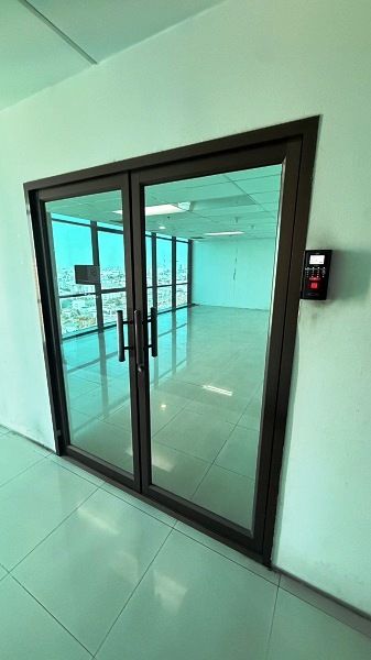 - ให้เช่าพื้นที่ออฟฟิศขนาด90 ตรม ซอยรัชดาใกล้ ตึกเมืองไทยประกันชีวิต MRT สุทธิสาร ห้องน้ำส่วนกลาง ห้องน้ำหญิง 3 ห้องน้ำชาย 2