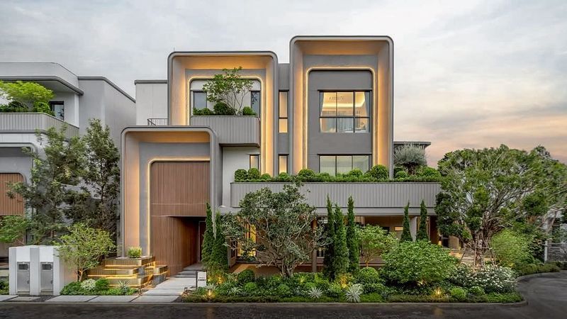 - แกรนด์ บางกอก บูเลอวาร์ด ดอนเมือง-แจ้งวัฒนะ คฤหาสน์ 3 ชั้น