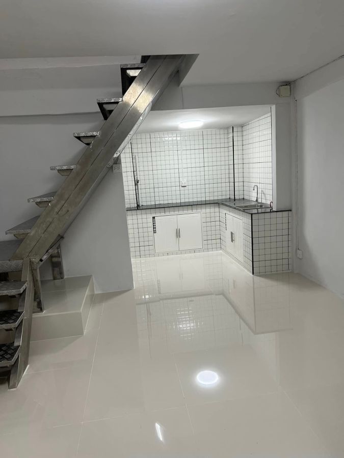 - บ้านเช่าลาดพร้าว ราคาถูก ปากซอยมีรถไฟฟ้าสถานีมหาดไทย เดินเข้าออกซอยได้20เมตร