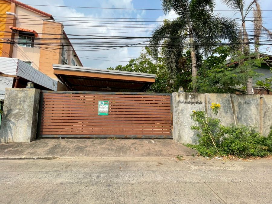 - ขายที่ดิน พร้อมสิ่งปลูกสร้างเป็นเรือนรับรอง เนื้อที่ 103ตารางวา ในซอยแจ้งวัฒนะ 10 แยก 9-1-15 ทำเลดี เนื้อที่เยอะ เหมาะแก่การทำบ้านพักอาศัย