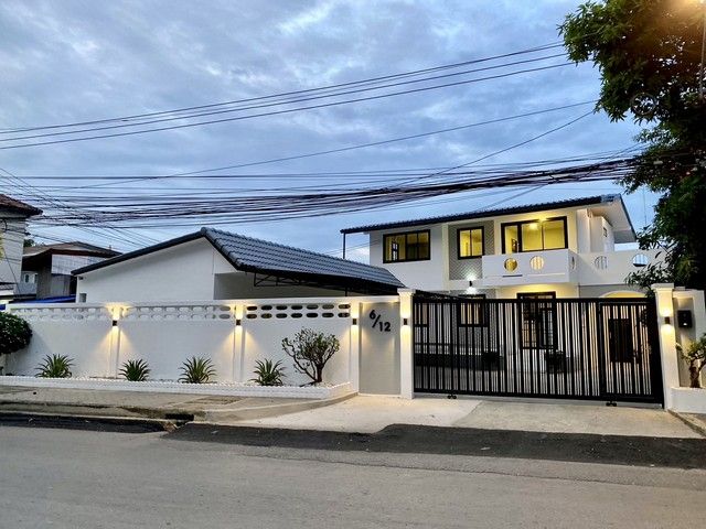 - ให้เช่าบ้าน 2 หลัง 100 ตารางวา 350 ตารางเมตร ใจกลางเมืองนครปฐม เหมาะเป็นโฮมออฟฟิศ, Cafe, สถาบันสอนภาษา