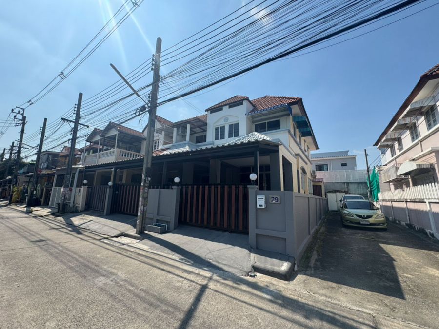 - หมู่บ้านพนาสนธิ์ วิลล่า 10 เฉลิมพระเกียรติ 48 ทาวน์โฮมแปลงมุม 2 หลังติดกัน 47 ตรวา 3 นอน 2 น้ำ