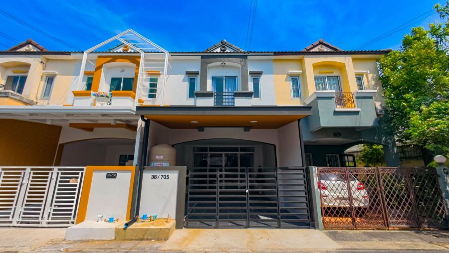 - ขายทาวน์เฮ้าส์ 2 ชั้น หมู่บ้านเคซี รามอินทรา 7 ถนนไทยรามัญ 18 ตรว. 3 ห้องนอน 2 ห้องน้ำ ใกล้ทางด่วนจตุโชติ