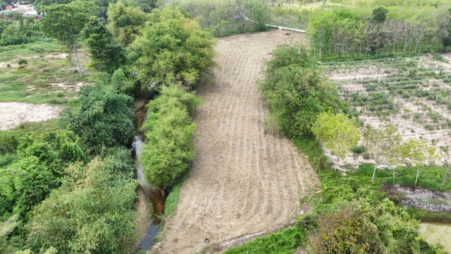 - ขายที่ดินเปล่า 4-2-50 ไร่ ทำเลศักยภาพ ติดคลองกระเฉท น้ำไหลตลอดปี ใกล้นิคมอุตสาหกรรม ต.มาบข่า ระยอง