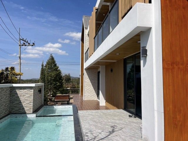 - ขายบ้านพลูวิลล่า เขาใหญ่ บ้านใหม่ พร้อมสระว่ายน้ำ ราคา 13.9 ล้านบาท โฉนดครุฑแดง 100 ตารางวา