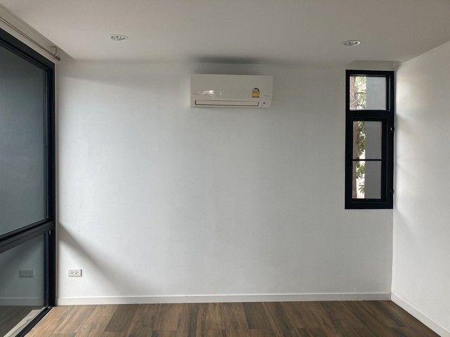 - ให้เช่า สำนักงาน 3 ชั้น เดินทาง เพียง 3 นาที จาก MRT สุทธิสาร และ เพียง 850 เมตร จาก สี่แยกสุทธิสาร ถนนวิภาวดี