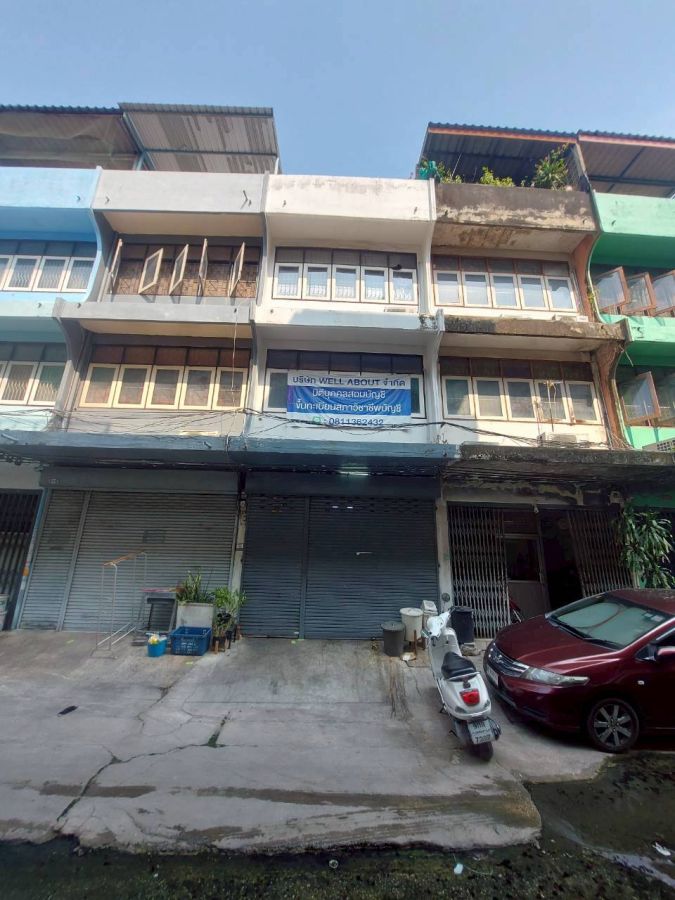 - ขายอาคารพาณิชย์ 3 ชั้นครึ่ง ซอยลาดพร้าว62