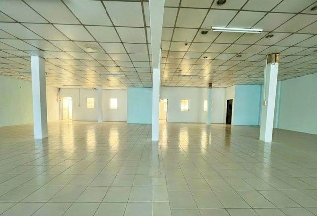 - โกดัง 1-4คูหา PTT BigC ถนนโครงการกว้าง 30ม. รถเทเลอร์เข้าได้ ติดถนนสุวินทวงศ์ 2ห้องน้ำ 50ตร.ว. 192 ตร.ม.