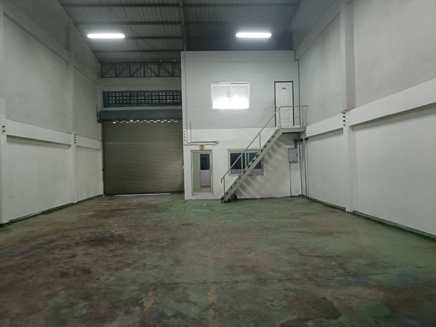 - ให้เช่าโกดัง 200 ตร.ม. ติดถนนสวนหลวง กระทุ่มแบน ทำเลดี รถใหญ่เข้าออกสะดวก | มีออฟฟิศ 2 ชั้น | ไฟ 3 เฟส | ราคาเบา ๆ