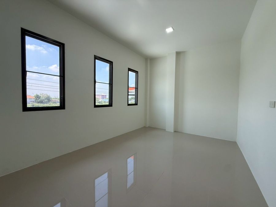 - ให้เช่า โกดัง ขนาด 730 ตารางเมตร พร้อมออฟฟิศ ลำลูกกาคลอง 7 ปทุมธานี รถคอนเทรนเนอร์เข้าได้