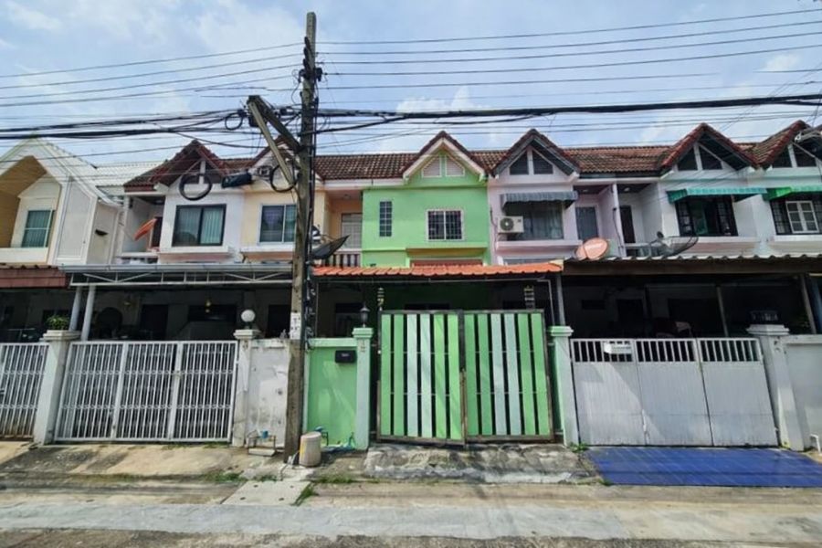 - ขายทาวน์เฮ้าส์ 2 ชั้น สวนผัก วิลเลจ ทำเลดี เดินทางสะดวก ตลิ่งชัน