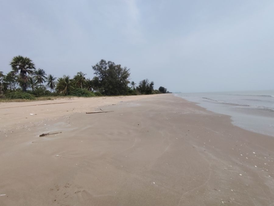 - ขายที่ดินไร้สิ่งปลูกสร้างติดชายหาดขนาด 1-1-39 ไร่ เหมาะสำหรับสร้างบ้าน ตั้งอยู่บนหาดบ่อนอก กุยบุรี