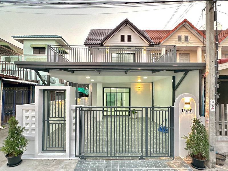 - ขายทาวน์เฮ้าส์ 2 ชั้น หมู่บ้านบัวทอง 4 ซอย 1/4 หลังมุม เนื้อที่ 24 ตารางวา 2 ห้องนอน ตำบลพิมลราช อำเภอบางบัวทอง จังหวัดนนทบุรี