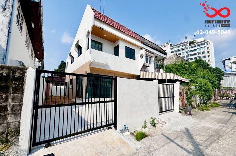 - ขายบ้านแฝด 2 ชั้น หมู่บ้านถาวรนิเวศน์ 2 ซอยบางนา-ตราด12 ใกล้ทางด่วน