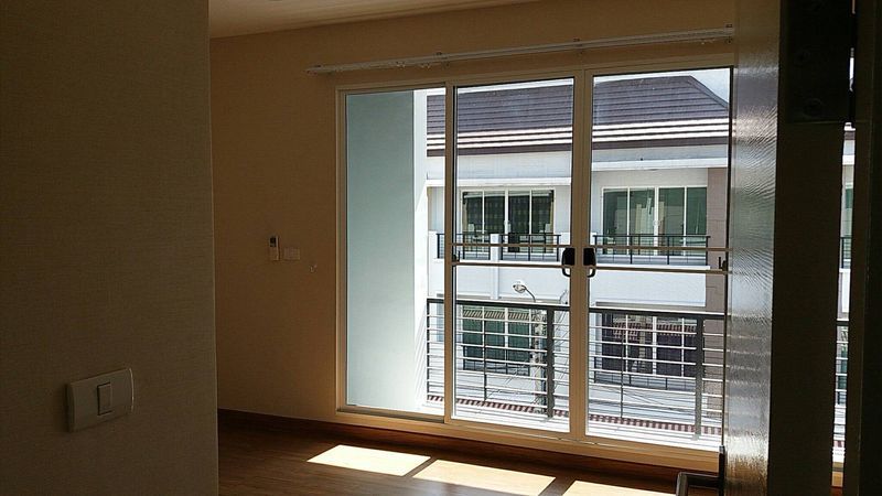 - ขายทาวน์โฮม3ชั้น บ้านกลางเมือง หมู่บ้านติดถนน ใกล้เซ็นทรัลอีสต์วิวล์ ราคาดีทำเลดีมาก