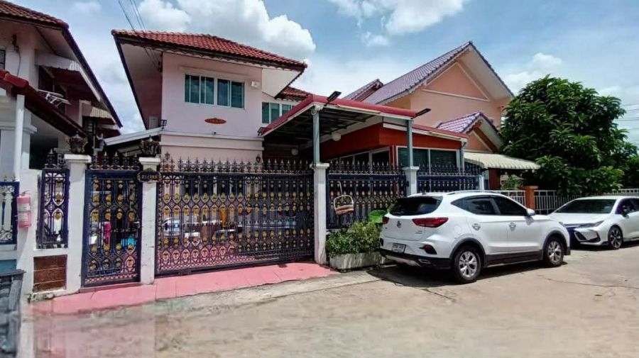 - ขายบ้านเดี่ยว 2 ชั้น ถนนนวลจันทร์50 หมู่บ้านสินธนา6 พื้นที่ 53.2 ตรว. บ้านสวยพร้อมอยู่ ทำเลใจกลางเมือง