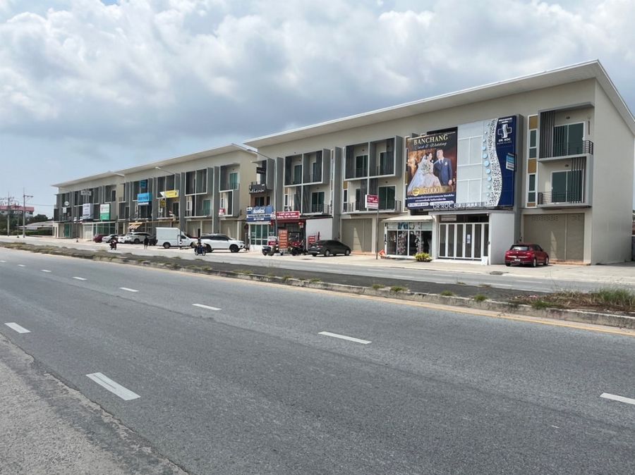 - โครงการ มิราเคิล แกรนด์ทาวน์ ติดถนนบูรพาพัฒน์ บ้านฉาง ระยอง ทาวน์โฮมใหม่ 5 ยูนิตสุดท้าย 4 นอน 3 น้ำ