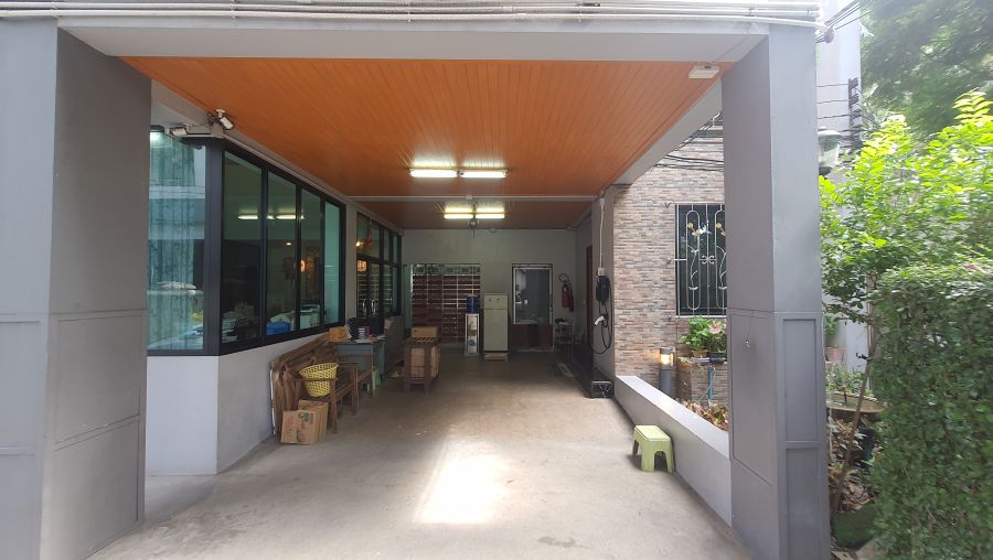 - ขายด่วน..โฮมออฟฟิศ ใจกลางกรุงเทพฯ 3 ชั้น 107 ตร.ว.ซอยรัชฎภัณฑ์ (ซอยหมอเหล็ง) แขวงมักกะสัน เขตราชเทวี กรุงเทพมหานคร