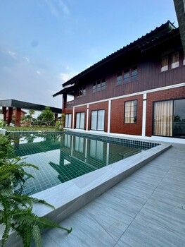 - ขาย Pool Villa Modern Lanna Luxury ใกล้เมืองเชียงใหม่ เนื้อที่ 200 ตารางวา 5 ห้องนอน ตำบลขัวมุง อำเภอสารภี จังหวัดเชียงใหม่