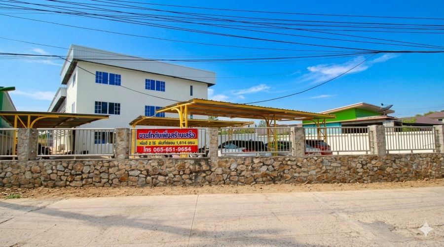 - ขายโกดังใหม่พร้อมสำนักงาน 3 ชั้น เนื้อที่ 2 ไร่ ศรีราชา ชลบุรี ใกล้นิคมปิ่นทอง 2 กม