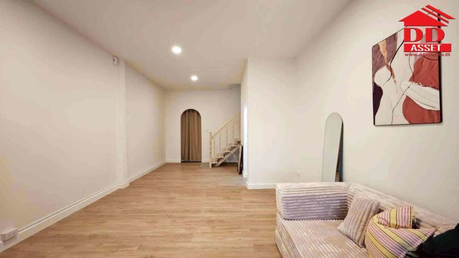 - ขาย / ให้เช่า ทาวน์เฮ้าส์ 2 ชั้น รีโนเวทใหม่ โชคชัย 4 ซอย 38 หลังมุม Fully Furnished ลาดพร้าว