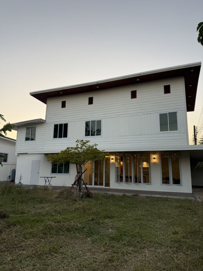 - ขายบ้านเดี่ยว 2 ชั้น 100 ตร.ว. บ้านรีโนเวทใหม่ ติดถนนริมโขง 2 ข้างแปลงมุม ทำเลหายาก