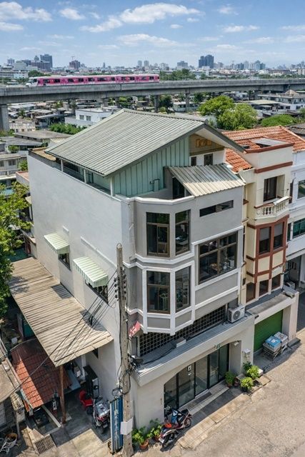 - อาคารพาณิชย์ให้เช่า 4.5 ชั้น ห้องริม 3 นอน MRT รามอินทรากม6. 200ม.ใกล้แฟชั่นนวลจันทร์ 500 ม.2 น้ำ. 20 ตร.วา. 330 ตร.ม. ทำเลติดถนนรามอินทรา