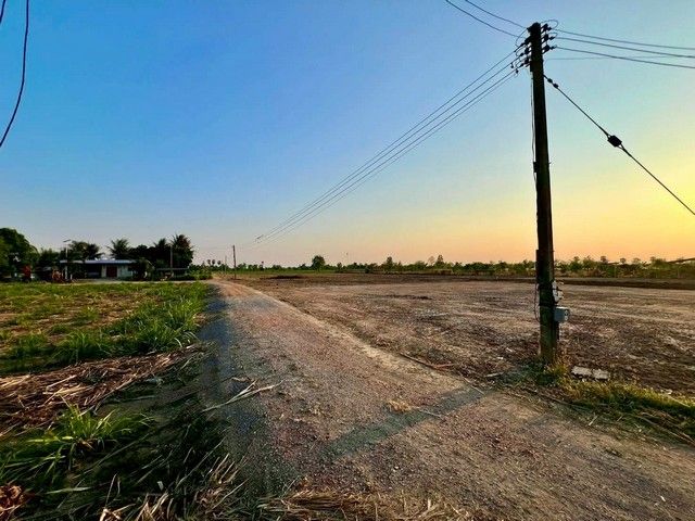 - ที่ดินถมแล้ว 2.79แสนต่อไร่ ไฟฟ้าประปาหน้าแปลง อ.หนองหญ้าไซ สุพรรณบุรี T. o86-3ol-6l6l