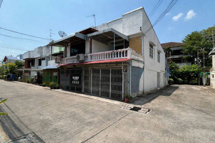 - ให้เช่า ทาวเฮ้าส์ 2 ชั้น หลังมุม ซอยอ่อนนุช 48 แอร์ครบ รถไฟฟ้าสายสีเหลือง สถานีศรีนุช ราคา 18,000 บาท/เดือน