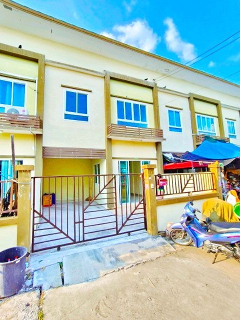 - ใกล้วัดเอี่ยมประชามิตร 400 ม.20 ตร.ว. 160 ตร.ม. รร.วัดแหลมฟ้าผ่า 1.8 กม. WashXpress ซอยวัดใหญ่ ทาวน์เฮ้าส์ 2 ชั้น 3 นอน 2 น้ำ