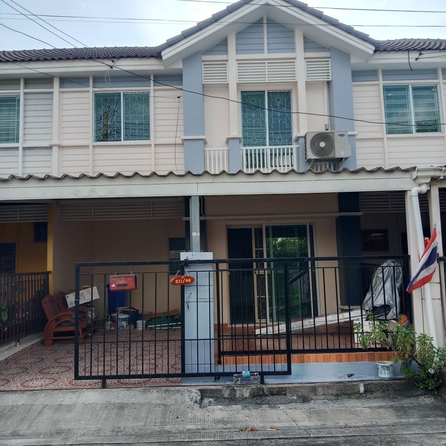 - ขายทาวน์เฮ้าส์รีโนเวทใหม่ทั้งหลังไม่คิดจะขายคิดจะอยู่เองแต่ว่าพอดีมีบ้าน 2 หลัง