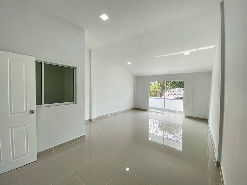 - ทาวน์เฮ้าส์ 2 ชั้น ทำเลในเมืองนนทบุรี ตรงข้ามกองสลาก เนื้อที่ 20 ตารางวา 3 ห้องนอน ซอยรณสิทธิพิชัย 13 ตำบลท่าทราย อำเภอเมืองนนทบุรี จังหวัดนนทบุรี