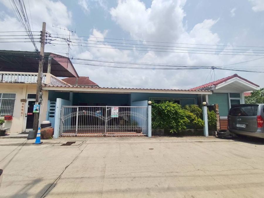 - ขายบ้านแฝด ชั้นเดียว เนื้อที่ 38 ตรว. 3 ห้องนอน 1ห้องน้ำ 1ห้องนั่งเล่น ซอย นวมินทร์105 เขตบึงกุ่ม กรุงเทพ