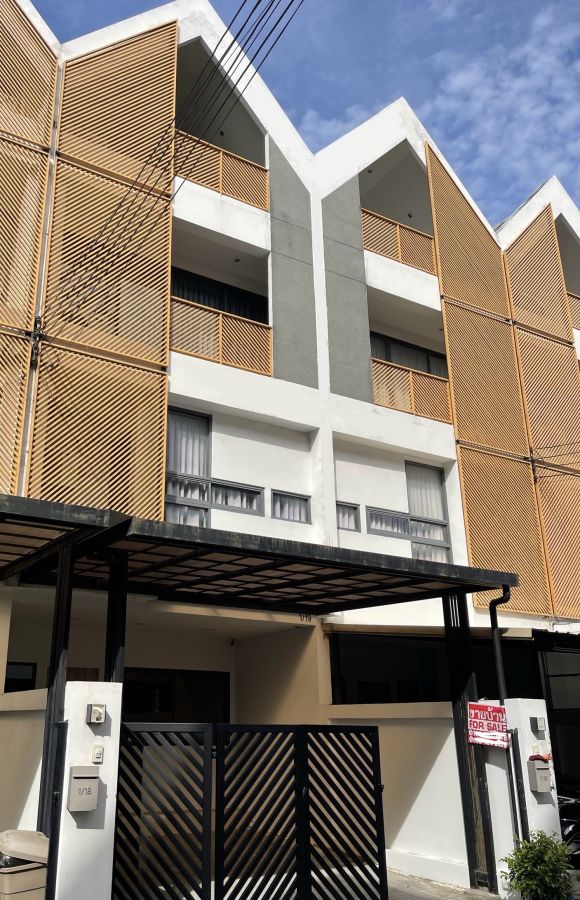 - ขาย / ให้เช่าทาวน์โฮม 4 ชั้นเดอะลอฟท์ บาย ไอ-เซน ลาดพร้าว 71 พร้อมเข้าอยู่ ทำเลดีใกล้Central EastVille