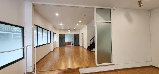 - ให้เช่าโฮมออฟฟิศ 3 ชั้น 48.5 ตร.ว. 5 นอน 5 น้ำ จอดรถได้ 5 คัน ย่านเลียบด่วน ถนนศรีวรา ทาวอินทาว