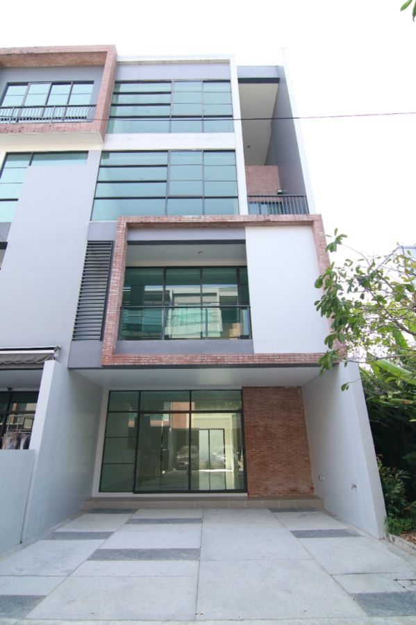 - ขายทาวน์โฮม 4 ชั้น หลังมุม โครงการสิริ สแควร์ เจริญกรุง ทำเลดี เดินทางสะดวก