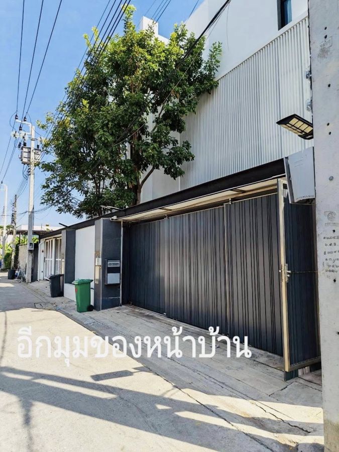 - ขายบ้านหรู ซ.ร่มรื่น สตรีวิทยา 2 ลาดพร้าว แต่งสวย ประตูอลูมิเนียมเก็บเสียง มีไฟรั้วไว้ดักขโมย