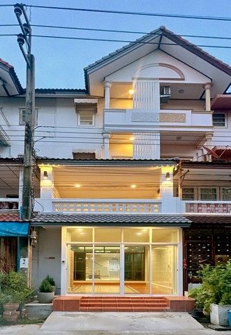 - ขายทาวน์โฮม 4 ชั้น รีโนเวทใหม่สไตล์อิงลิช คอตเทจ พื้นที่ใช้สอย 200 ตร.ม. ฟังก์ชัน 6 นอน 4 น้ำ ทำเลดีใกล้ถนนประชาอุทิศ 72 ทุ่งครุ