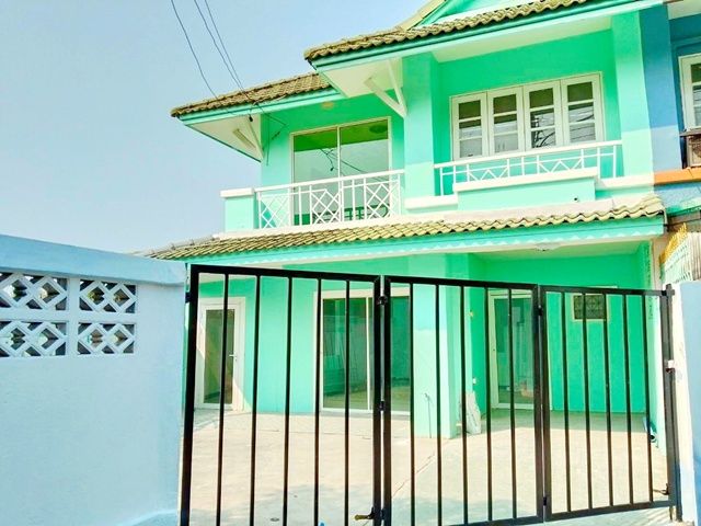 - บิ๊กซี คลองสาม 380 ม. เลียบคลองสาม ทาวน์เฮาส์หลังริม 3นอน ตลาดเจริญผล100ม. 30ตร.ว. 240ตร.ม. ตลาดคลองสาม 1 กม.