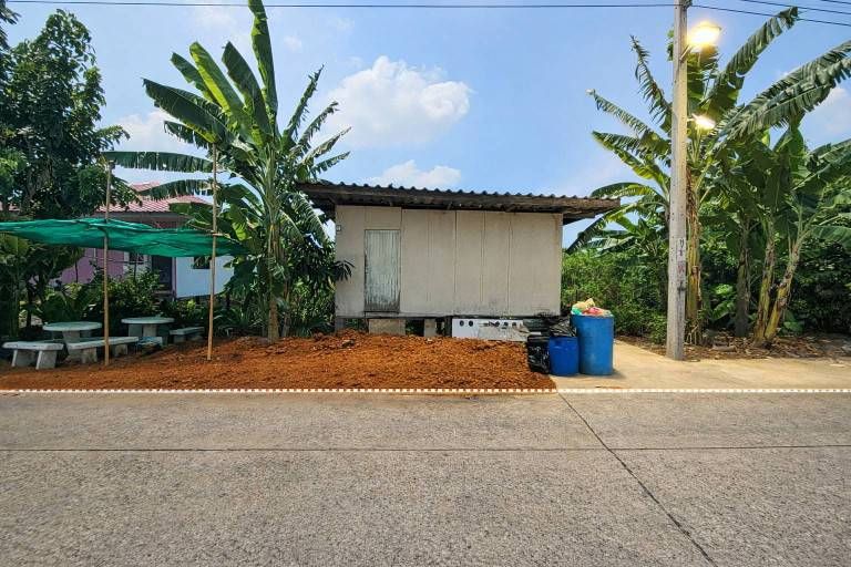 - ขายที่ดิน ติดถนนคอนกรีต อำเภอบางเสาธง สมุทรปราการ เข้า ออก ได้หลายเส้นทาง