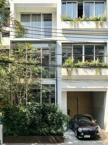 - ขายทาวน์โฮม สุขุมวิท 49 ซอยพร้อมพรรค ขนาด 24.4 ตร.ว. 3 ห้องนอน ใกล้ทองหล่อ ราคา 25,000,000 บาท