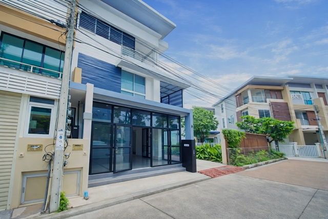 - MRTแจ้งวัฒนะ ปากเกร็ด28 500 ม. 38ตร.ว. 380ตร.ม. ป.ป.ท. ใกล้เซ็นทรัล แจ้งวัฒนะ 550 ม. ทาวน์โฮม 3 ชั้นหลังมุม 3 นอน 4 น้ำ