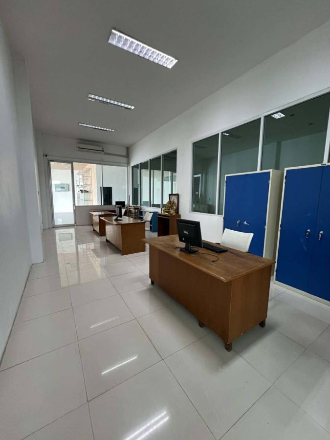 - ขายถูกมาก!! โชว์รูมพร้อมที่ดิน 5 ไร่ ติดถนนสายเอเชีย ทำเลทอง อ.มโนรมย์ จ.ชัยนาท ใกล้ตัวเมือง สี่แยกหางน้ำสาคร