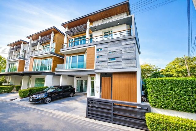 - พร้อมสระว่ายน้ำพรีเมียม บ้านหรู 3 ชั้น ตกแต่งสวย 4นอน เซ็นทรัลลาดพร้าว ยูเนี่ยนมอลล์ 1.2 กม. 6น้ำ 57ตร.วา 230ตร.ม.BTS ห้าแยกลาดพร้าว