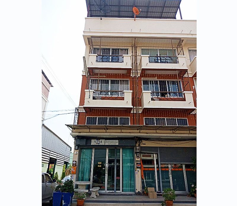 - โครงการ ทรัพย์รุ่งเรืองบางปู ให้เช่า/ขาย อาคารพาณิชย์ 3.5 ชั้น 22 ตร.วา 4 ห้องอเนกประสงค์ มีดาดฟ้า